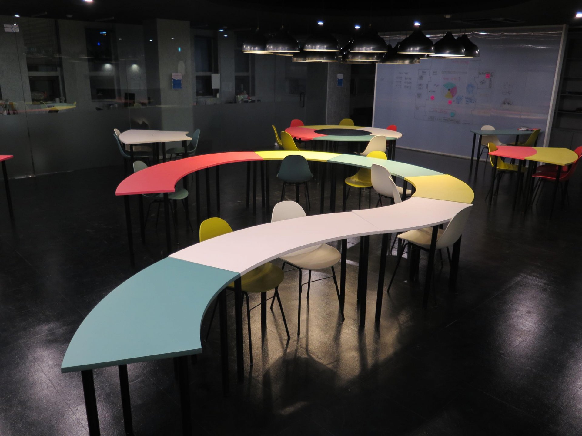 형형색색의 테이블이 놓여져있다.